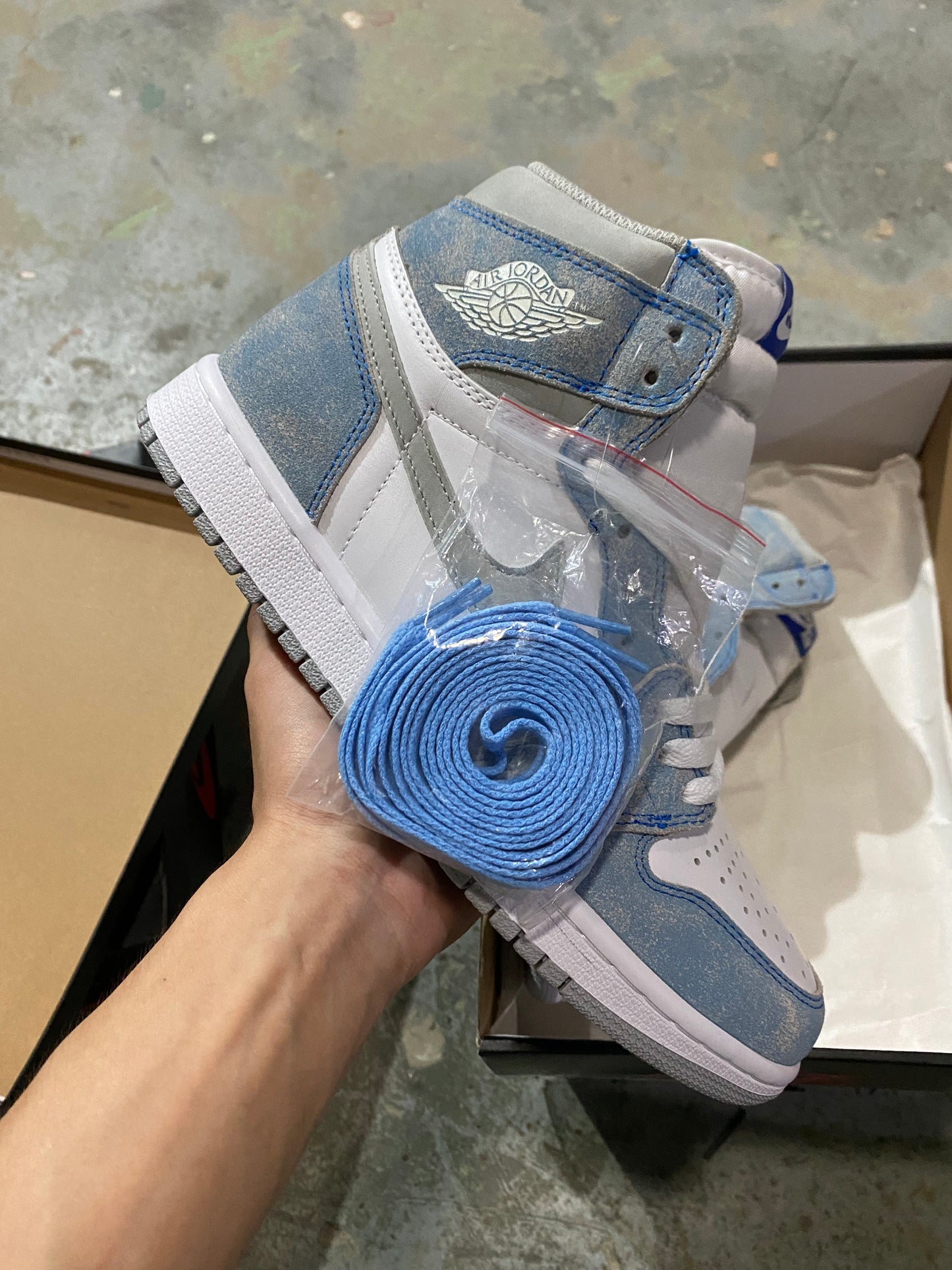 Jordan 1 Retro High OG Hyper Royal